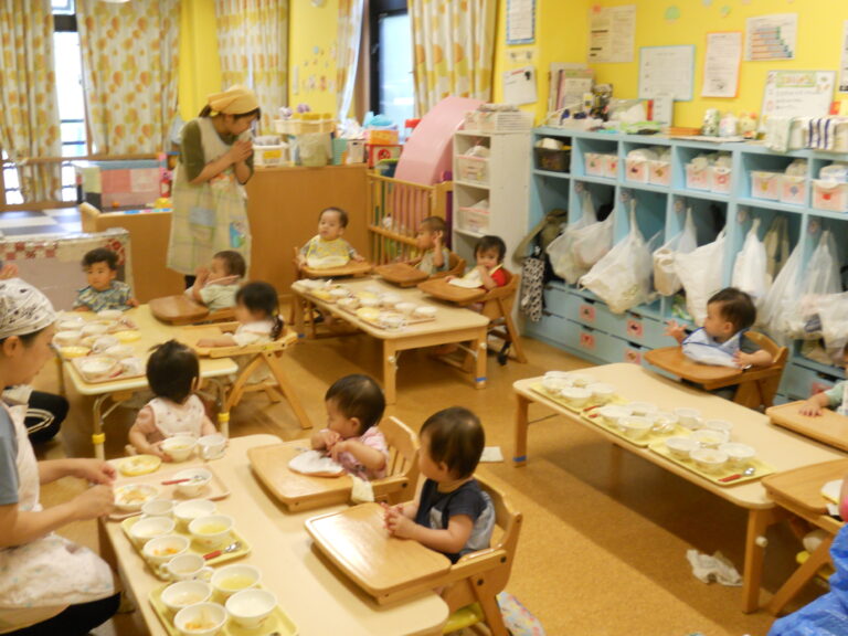 うみ組(0歳児)　いっぱい食べて大きくなぁれ！